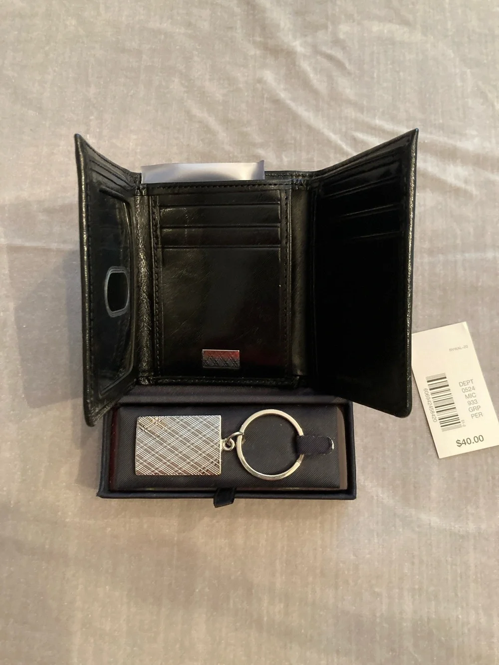 Men's Black Leather Bifold Wallet with Textured Silver Keyring